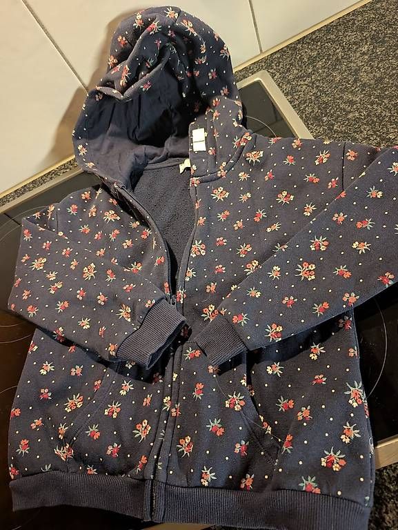 Pulls et sweat-shirts: Mädchen Kapuzenpulli von c&a gr. 128 – D'occasion à Bramboden par zaenni 4
