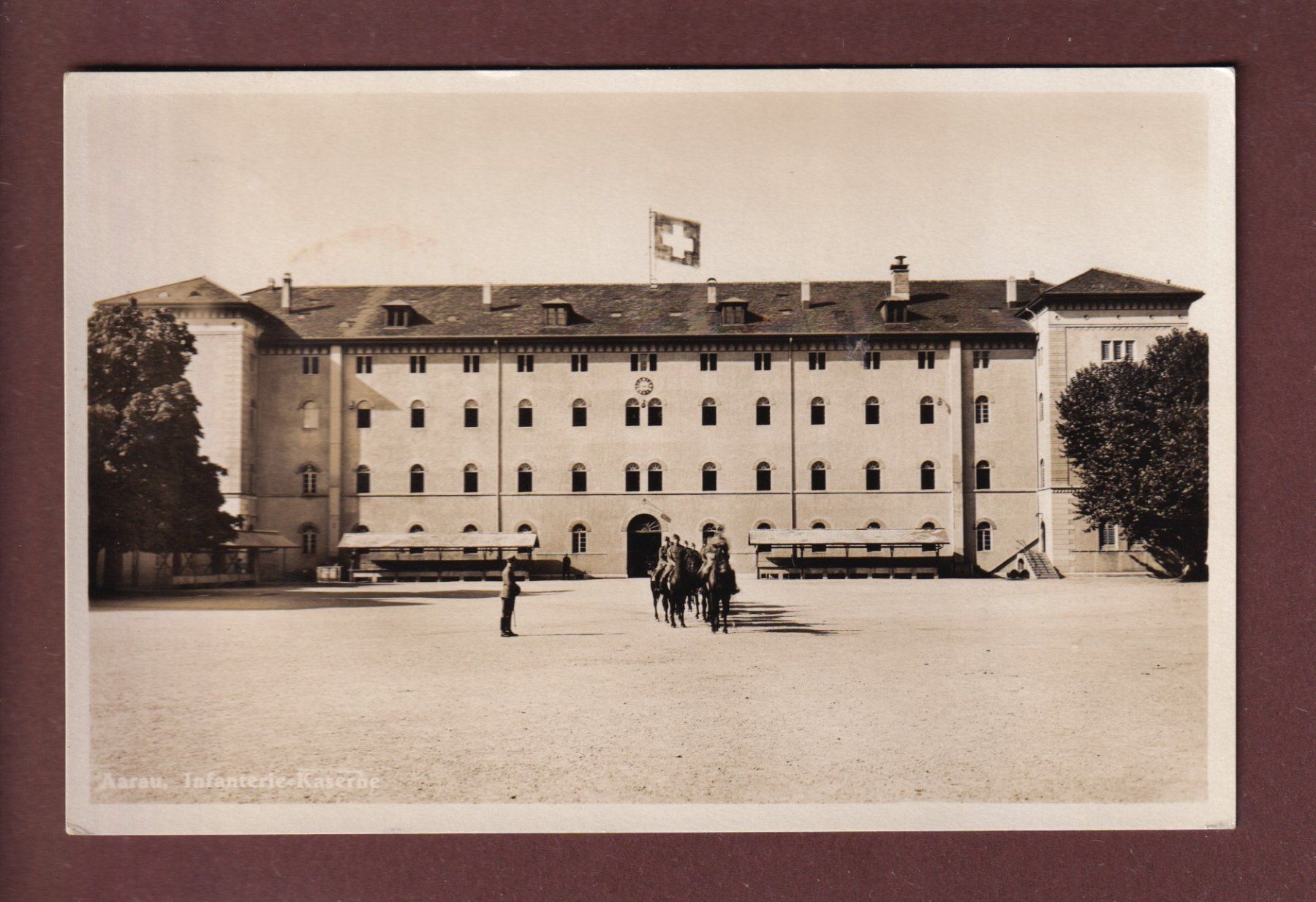 Cartoline postali: AARAU - Kaserne - Pferde - Feldpost – Usato da Pully venduto da nicecards