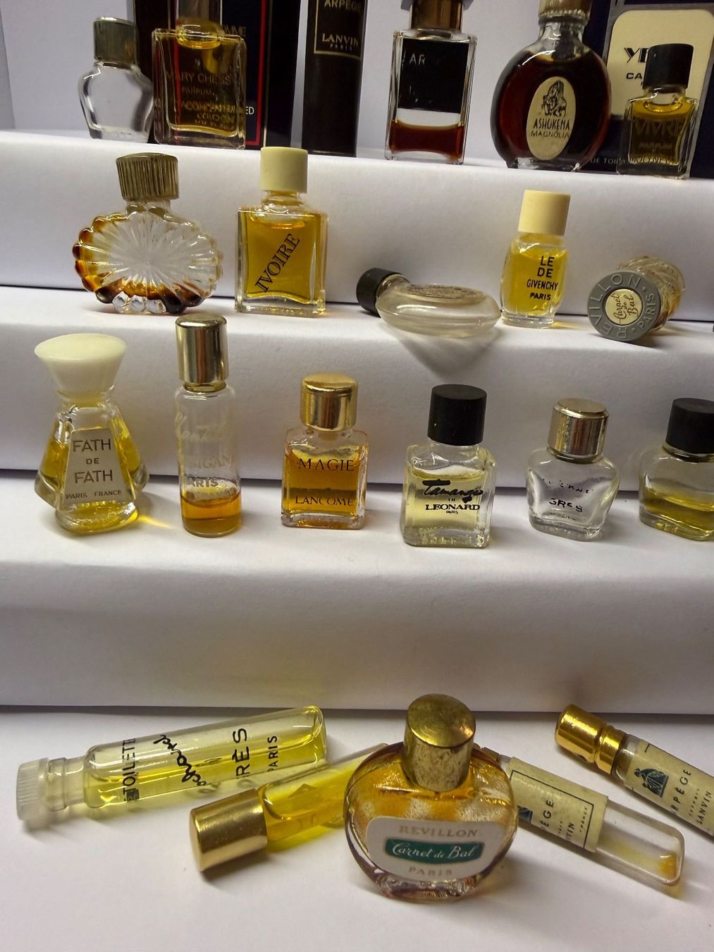Profumi & Eau de Toilette: Uralte winzige Parfum Miniaturen – Usato da St. Gallen venduto da aracne 2