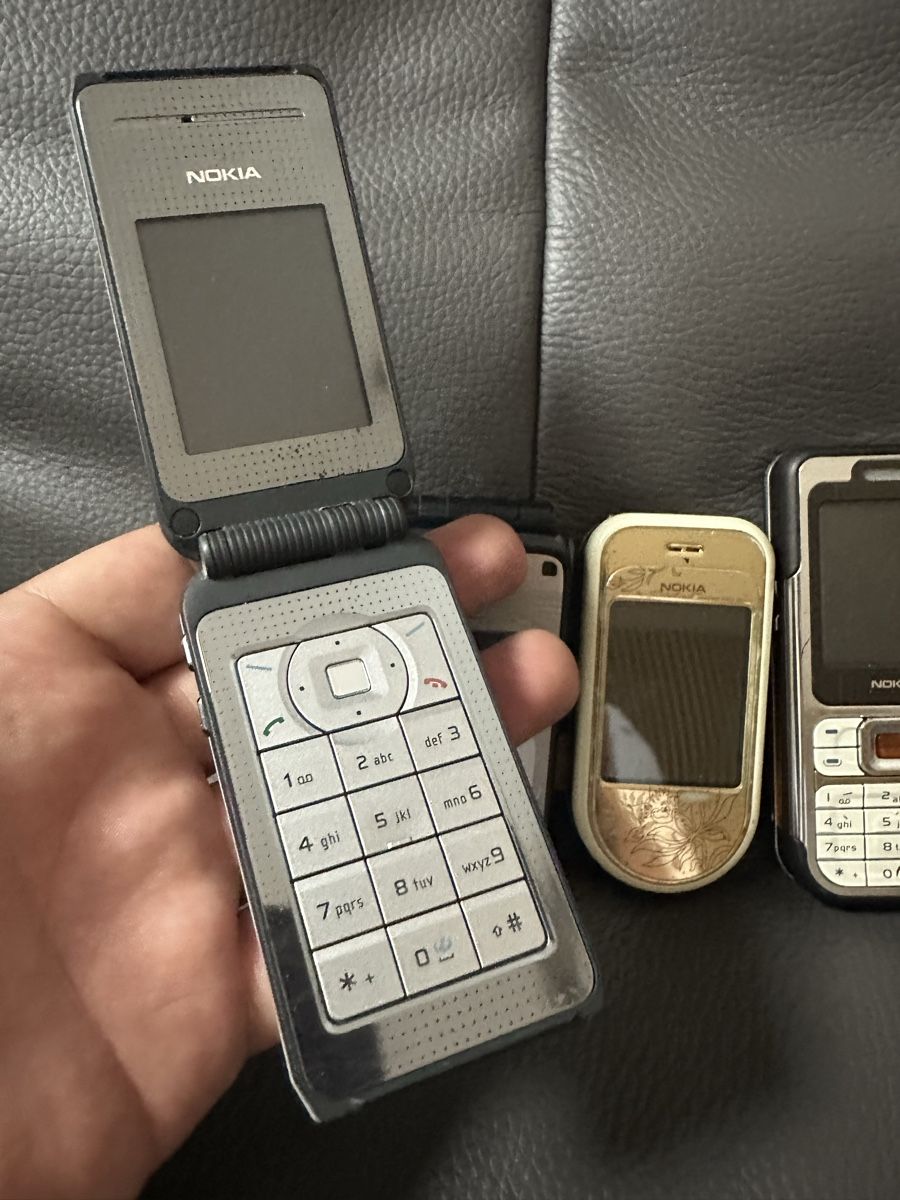 Nokia Telefoni cellulari / Smartphones: Nokia Handy Konvolut 4x – Difettoso da Heerbrugg venduto da Amazon38 1