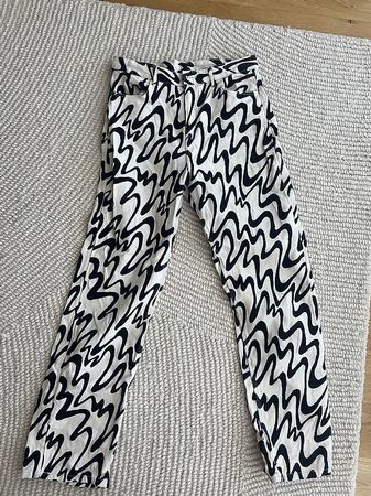 Schwarz-weisse Stoffhose mit auffälligem Muster