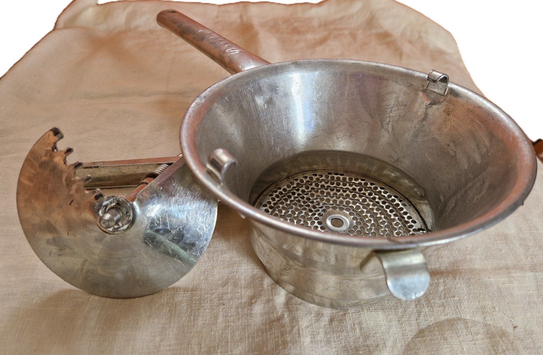 Elettrodomestici da cucina: 2 Anciens "Passetout" / 2 alte "Passetout" – Usato da Villarepos venduto da Discorine07 7