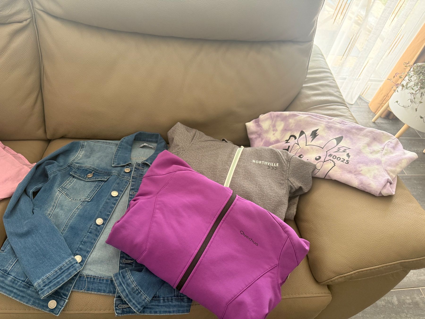 Lotti & Set di vestiti: Vêtements fille -Taille 146 – Usato da Yverdon-les-Bains venduto da carlapinto 3