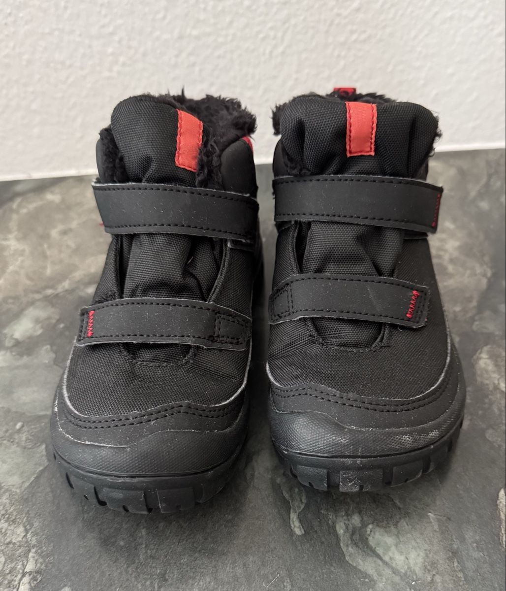 Decathlon Scarpe per ragazzi: Warme Quechua Winterschuhe, Gr. 31 – Usato da Flumenthal venduto da Krajan 1