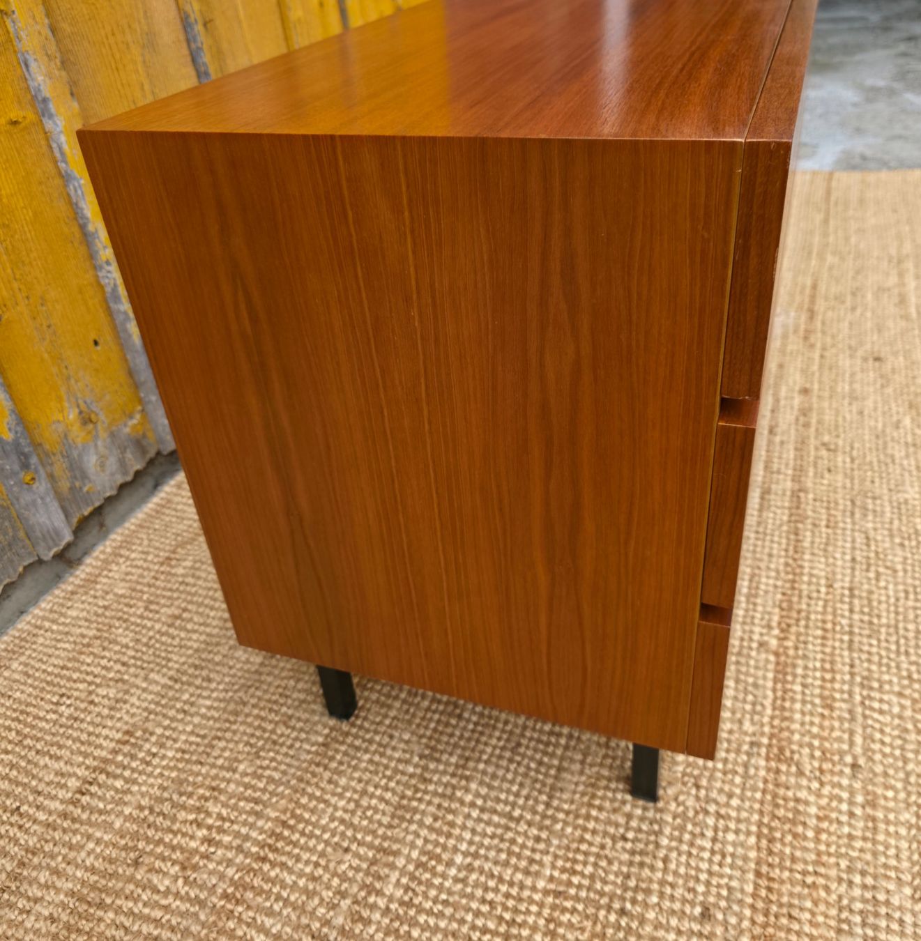 Commodes: Mid Century  Minimalist Sideboard Nussbaum – D'occasion à Haslen AI par Vintagelix 2