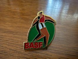 Anstecknadel BASF Motiv Sportler gebraucht guter Zustand