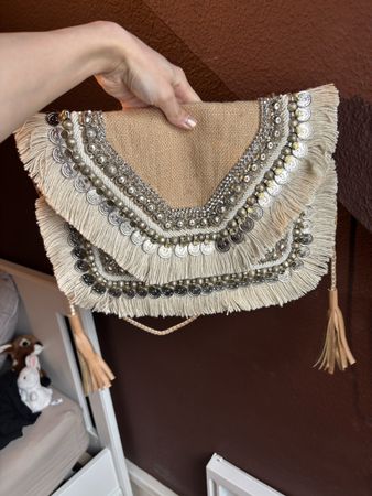 🌻Leela Clutch Beige von Shashi - Verzierungen