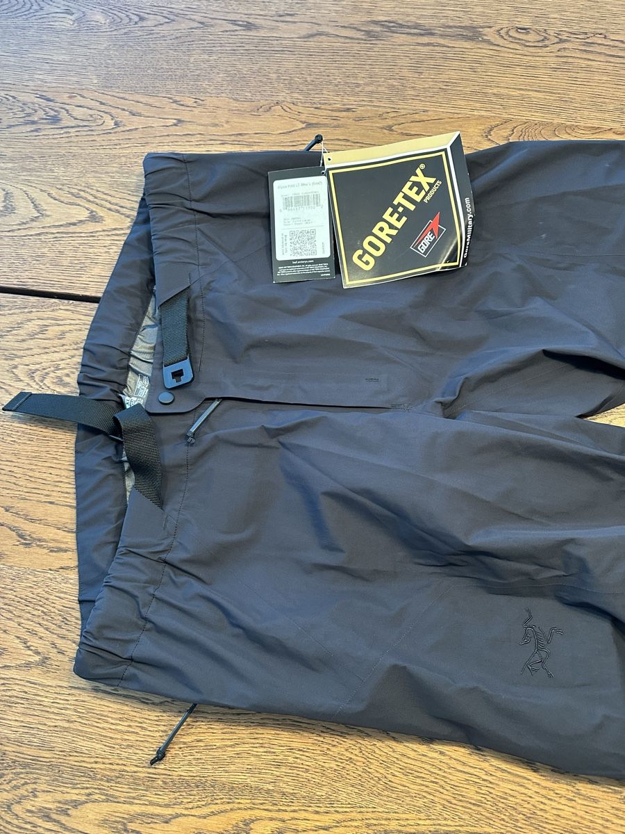 Arcteryx Pantaloni: ARC'TERYX ALPHA PANT LT MEN'S - BLACK – Nuovo e nell'imballaggio originale da Zeiningen venduto da scroll 1