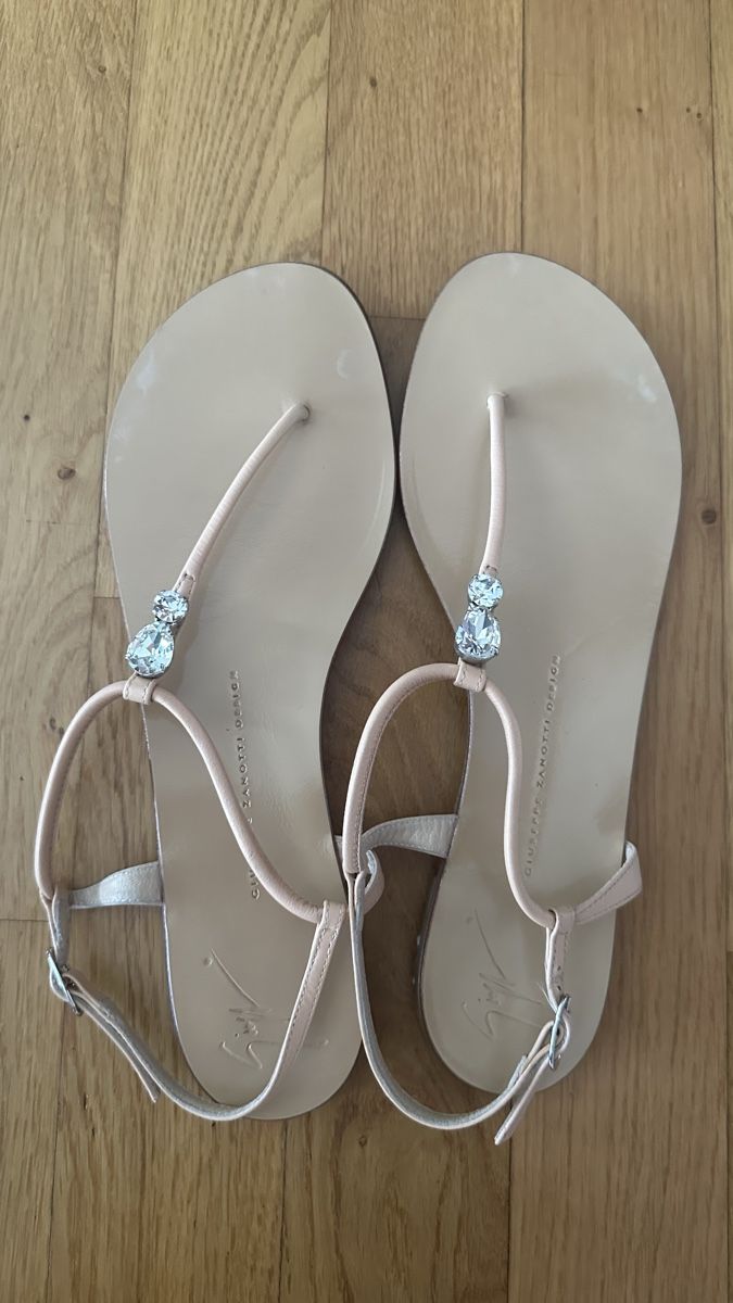 Zanotti Scarpe da donna: Giuseppe Zanotti strappy flats with crystals size – Usato da Luzern venduto da ida_hv2y