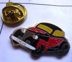 Pin Auto CHEVY  schwarz, rot, gelb