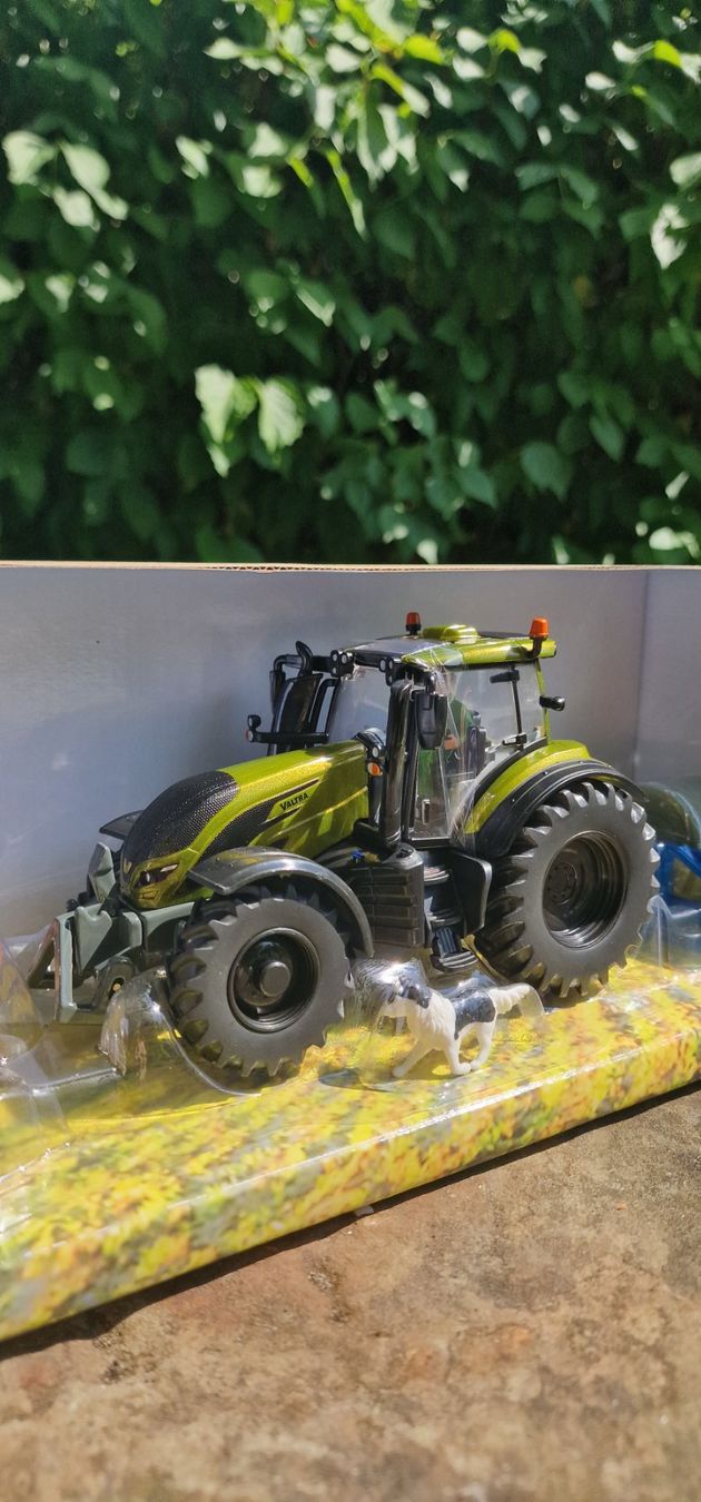 Britains Giocattoli: Valtra - Bauernhof, Spiel-Set – Nuovo e nell'imballaggio originale da Reinach AG venduto da Stalder-Technik 1