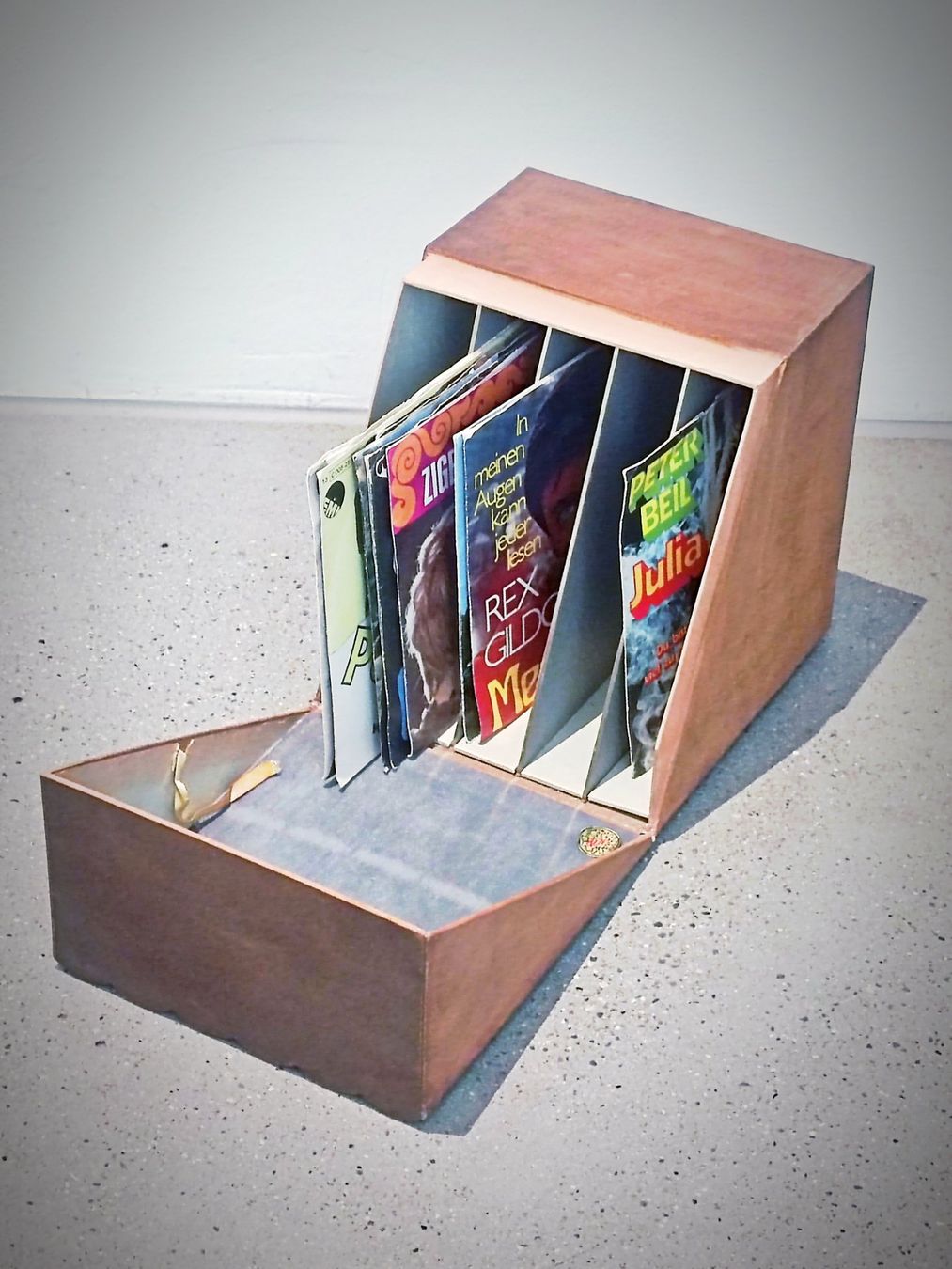 Portagioie: Vintage Mini-Schallplattenhalter in Buchform – Usato da Aarau venduto da PlaninaVintage 2