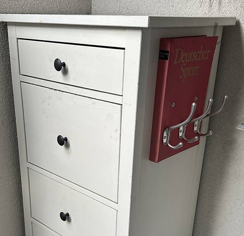 Porte manteau: Kommode mit Kleiderhaken – D'occasion à Muttenz par anna123 1