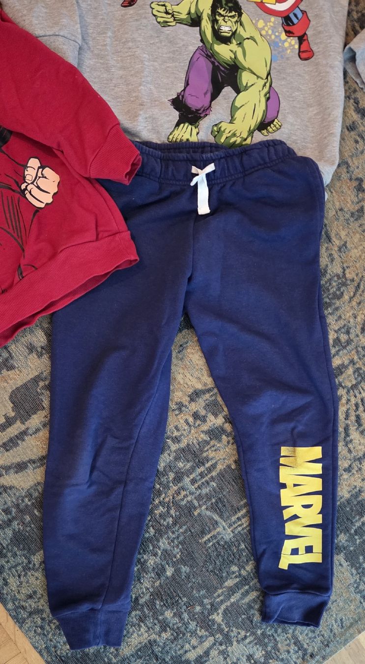 Ensembles coordonnés: Kinder Pullover und Hose Grösse 7-8 Jahre – D'occasion à Kloten par bur_6gp9 3