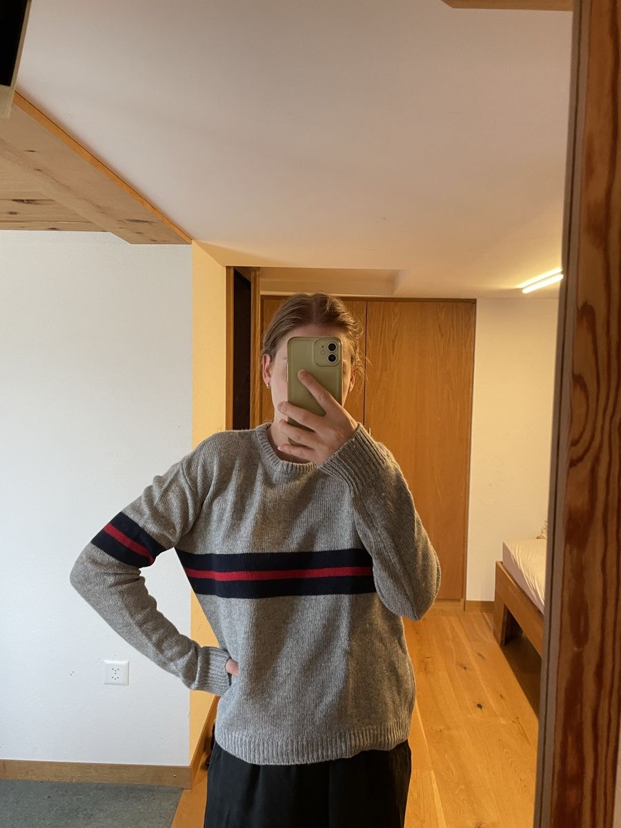 Brandy Melville Pullover & Sweatshirts: Damen Pullover grau, blau und rot gestreift – Gebraucht aus Lenggenwil von mai_2m5q