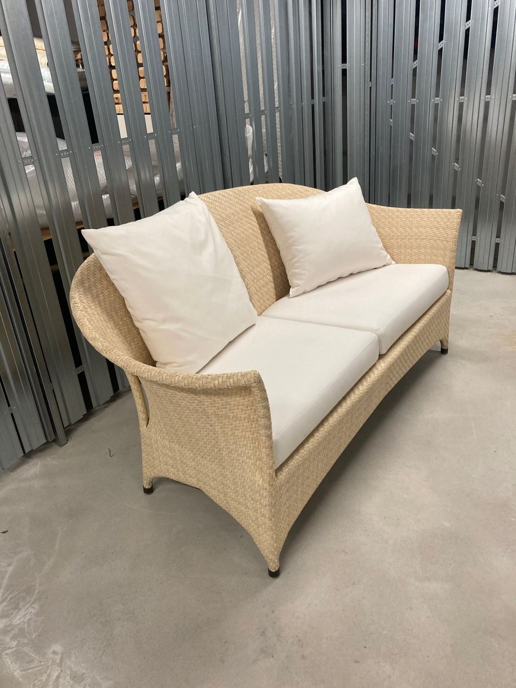Dedon Sofas: DEDON Lounge Set Sofa + 2 Hocker inkl. Kissen – Gebraucht aus St. Gallen von Wohngut-Heule 2