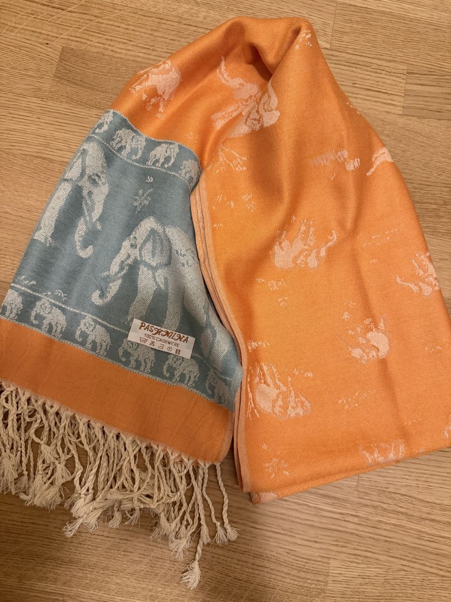 Foulard & Sciarpe: Sciarpa 🧣 100%cashmere – Nuovo e nell'imballaggio originale da Opfikon venduto da MabelCouture