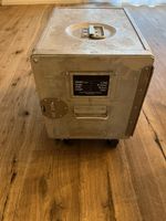 Swissair Flugzeugbox / kleiner Trolley mit Rädern, Tisch