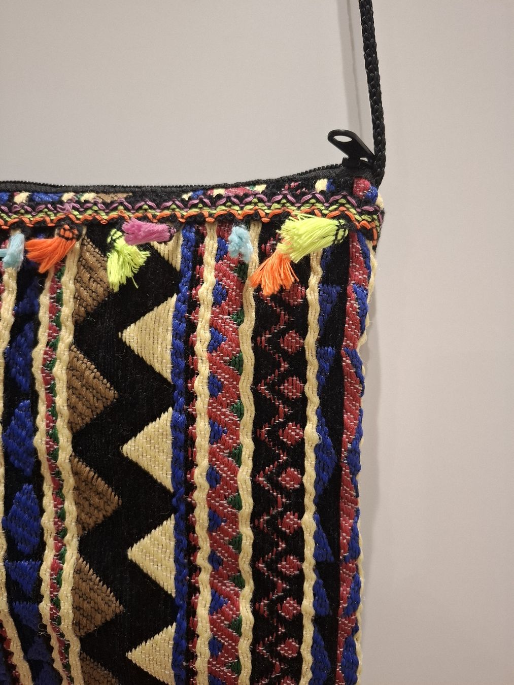 Taschen für Damen: Bunte Umhängetasche mit Quastendetails – Gebraucht aus Zürich von pto_6wfs 2