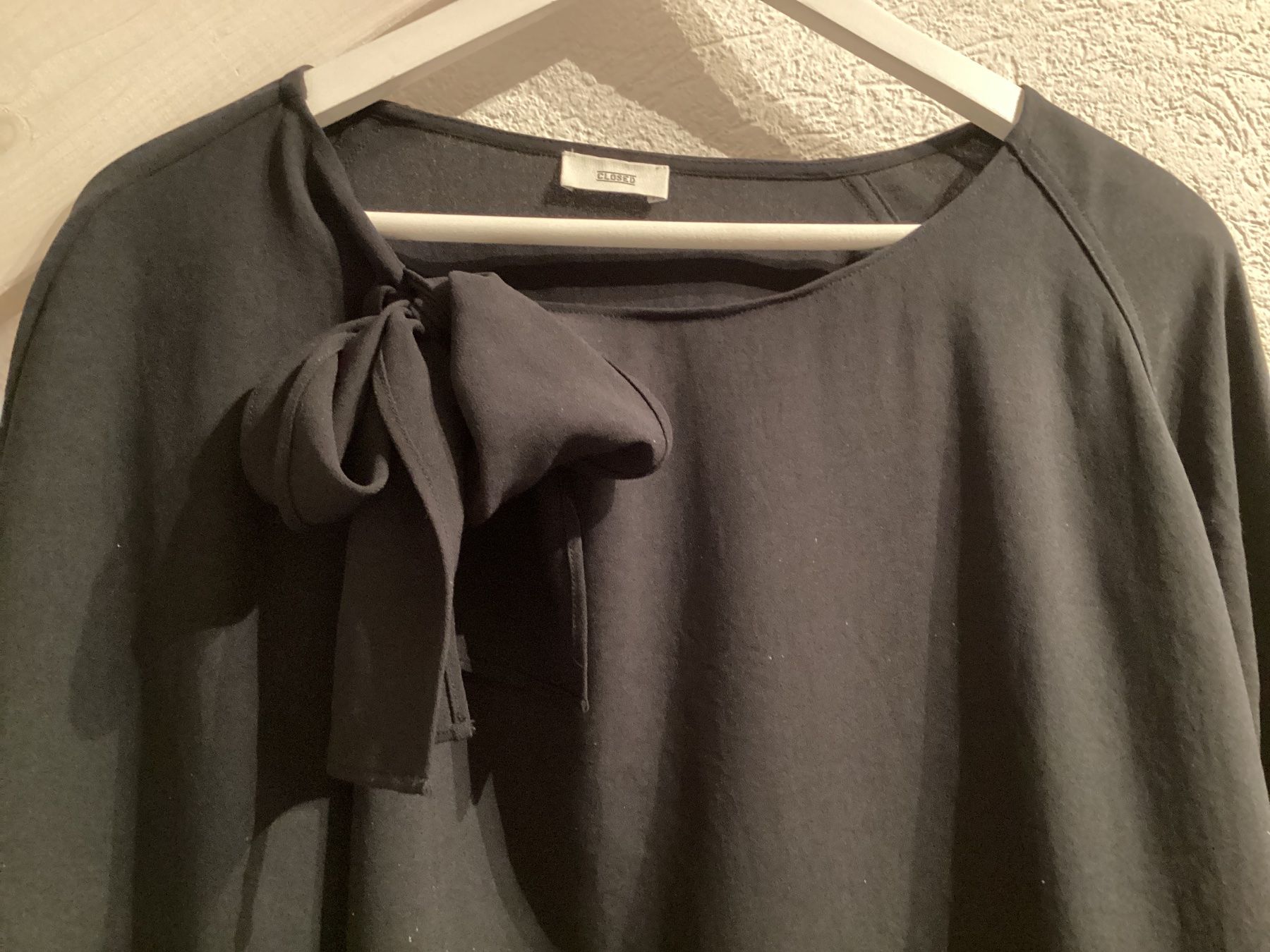 Closed Blusen: CLOSED schwarze Bluse mit Schleife Grösse S – Gebraucht aus Homberg b. Thun von Homata 1