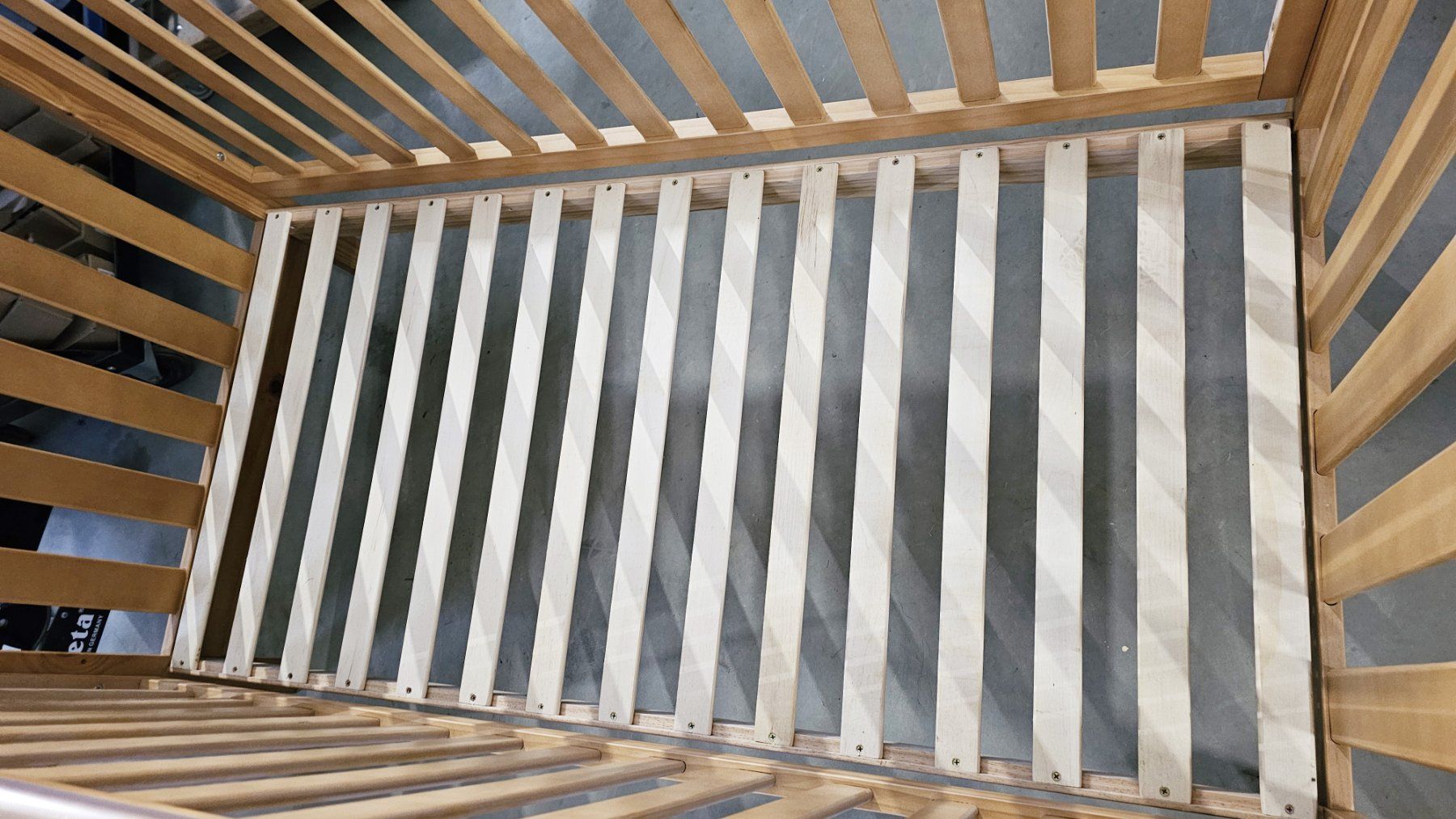 Letti: Kindergitterbett aus Holz mit Matratze – Usato da Altishausen venduto da Jomisaru 1