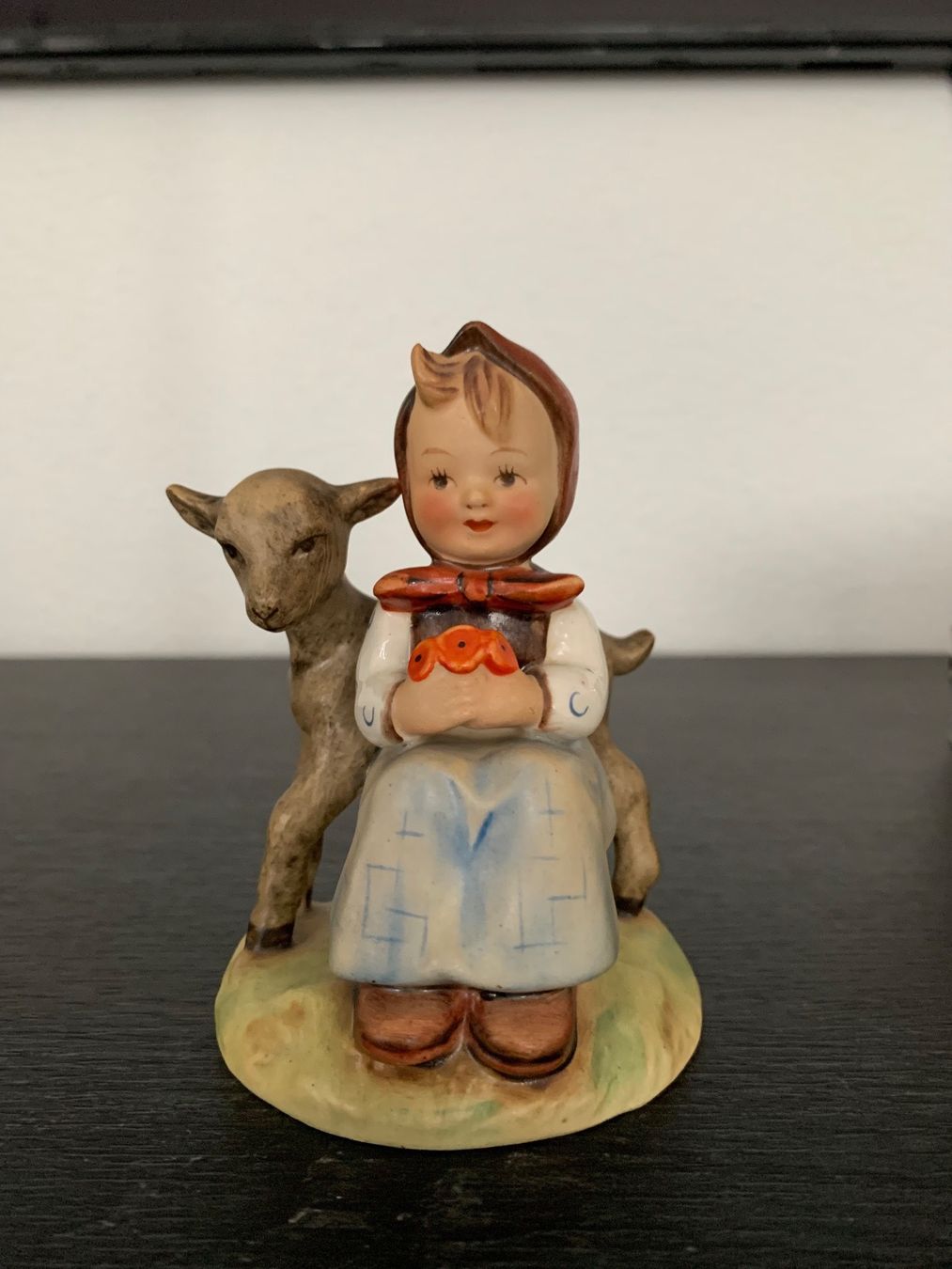 Hummel Statuette: Hummel Figur Mädchen mit Lämmli – Usato da Weiningen ZH venduto da pedari