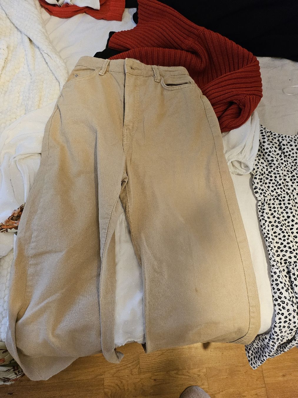 Lotti di vestiti: diverse Kleider, hosen, pullis, corset, tops – Usato da Bätterkinden venduto da trinidad103 6