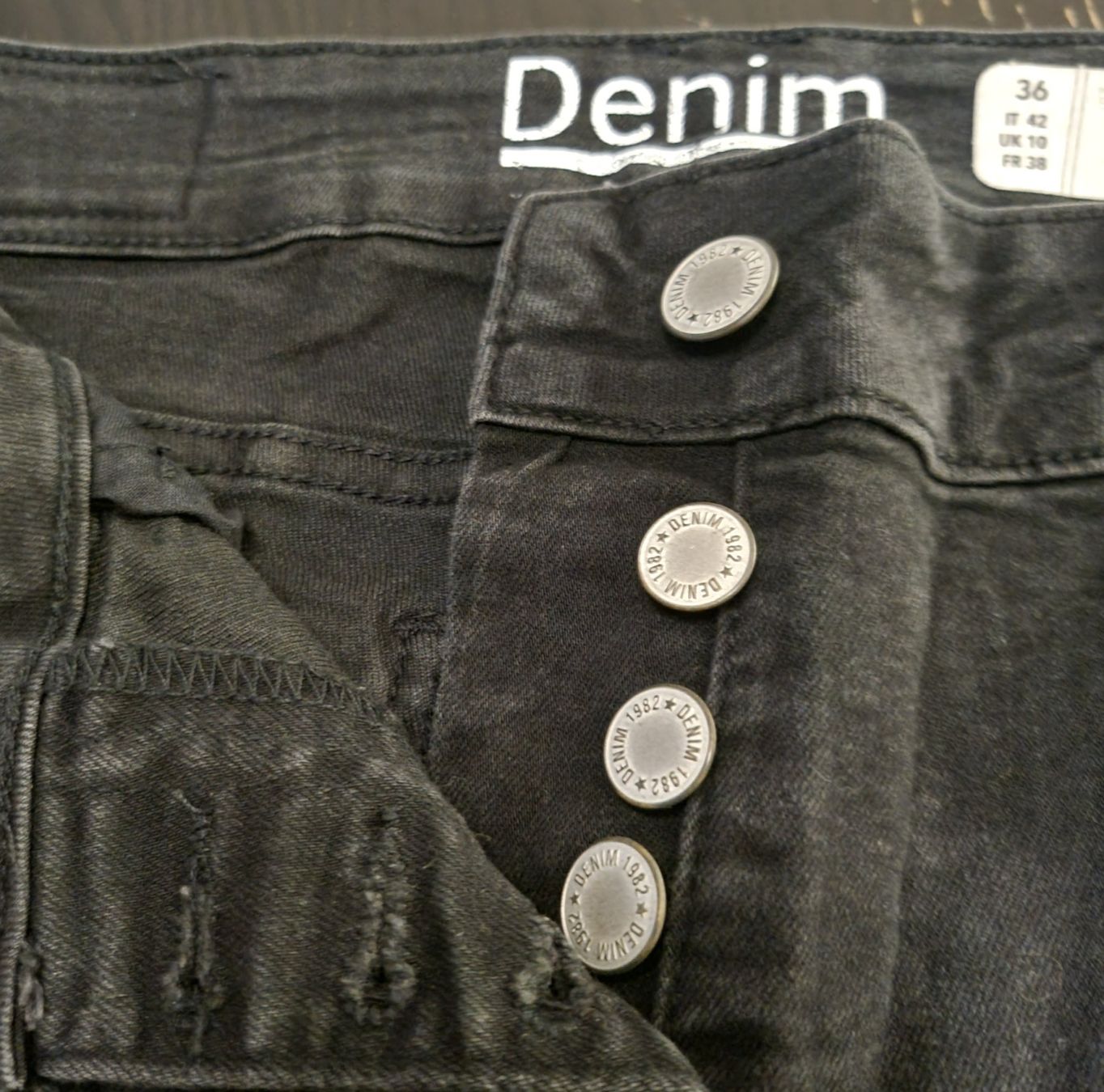 Jeans: Schwarze Denim Bermuda Shorts, Gr. 36 – Usato da Kaiseraugst venduto da muggel27 3