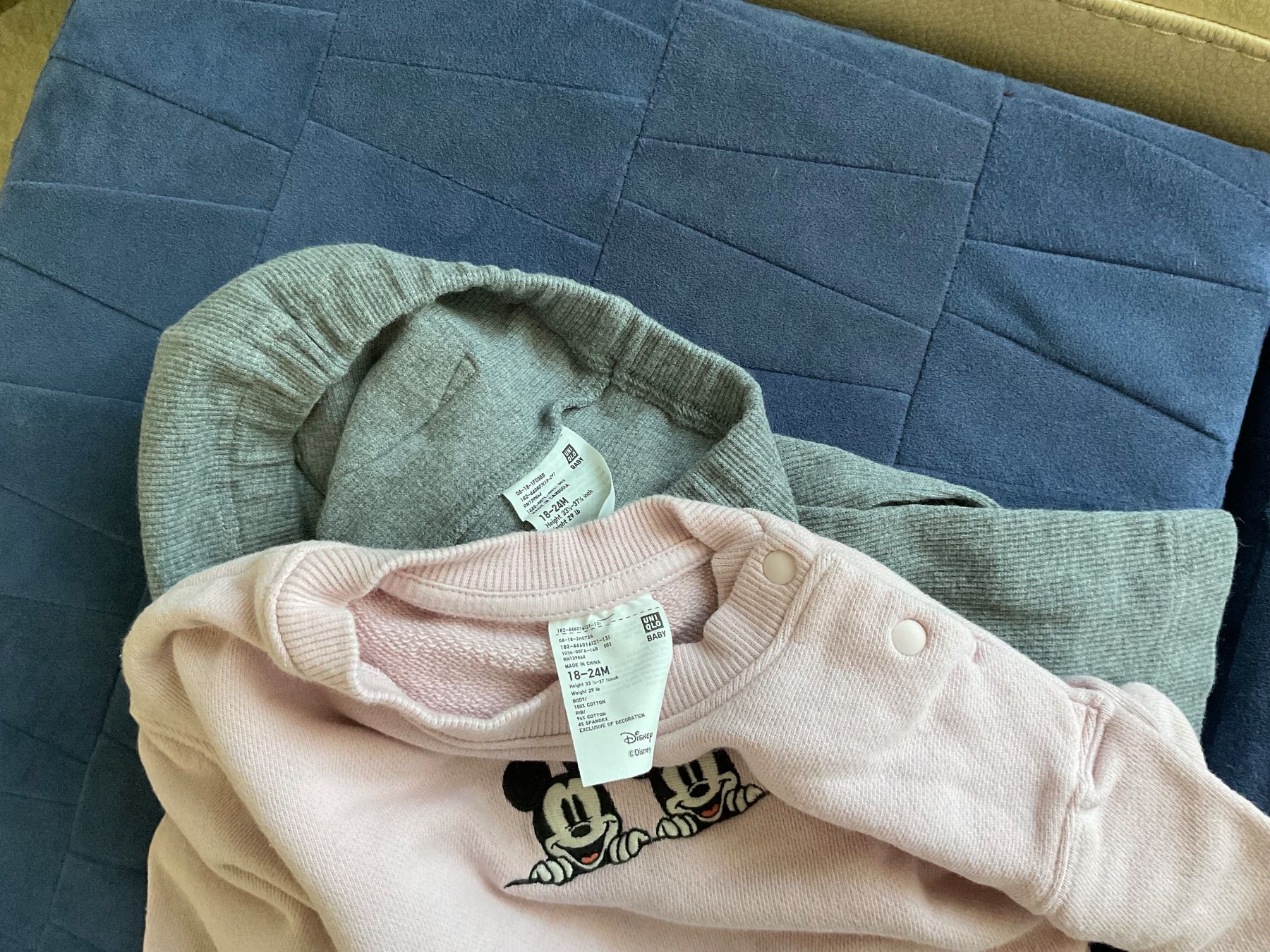 Lotti & Set di vestiti: Ensemble bébé fille UNIQLO Mickey Mouse, taille 18-24 mois – Usato da Genève venduto da Mazelyne 2