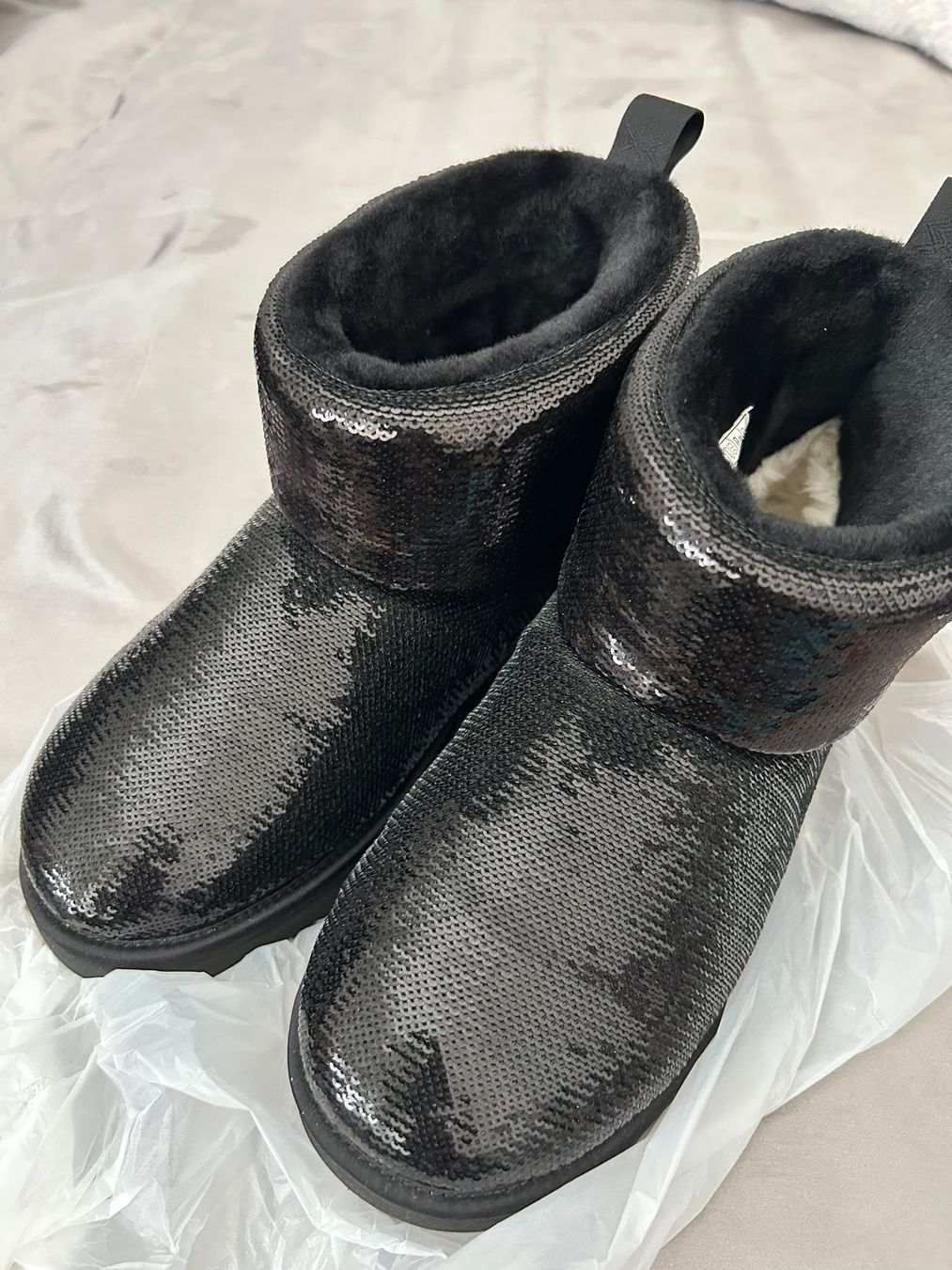 Ugg Damenschuhe: UGG Classic Mini Mirror Ball Boots Schwarz Gr. 38 – Neu (gemäss Beschreibung) aus Grüningen von scotus82