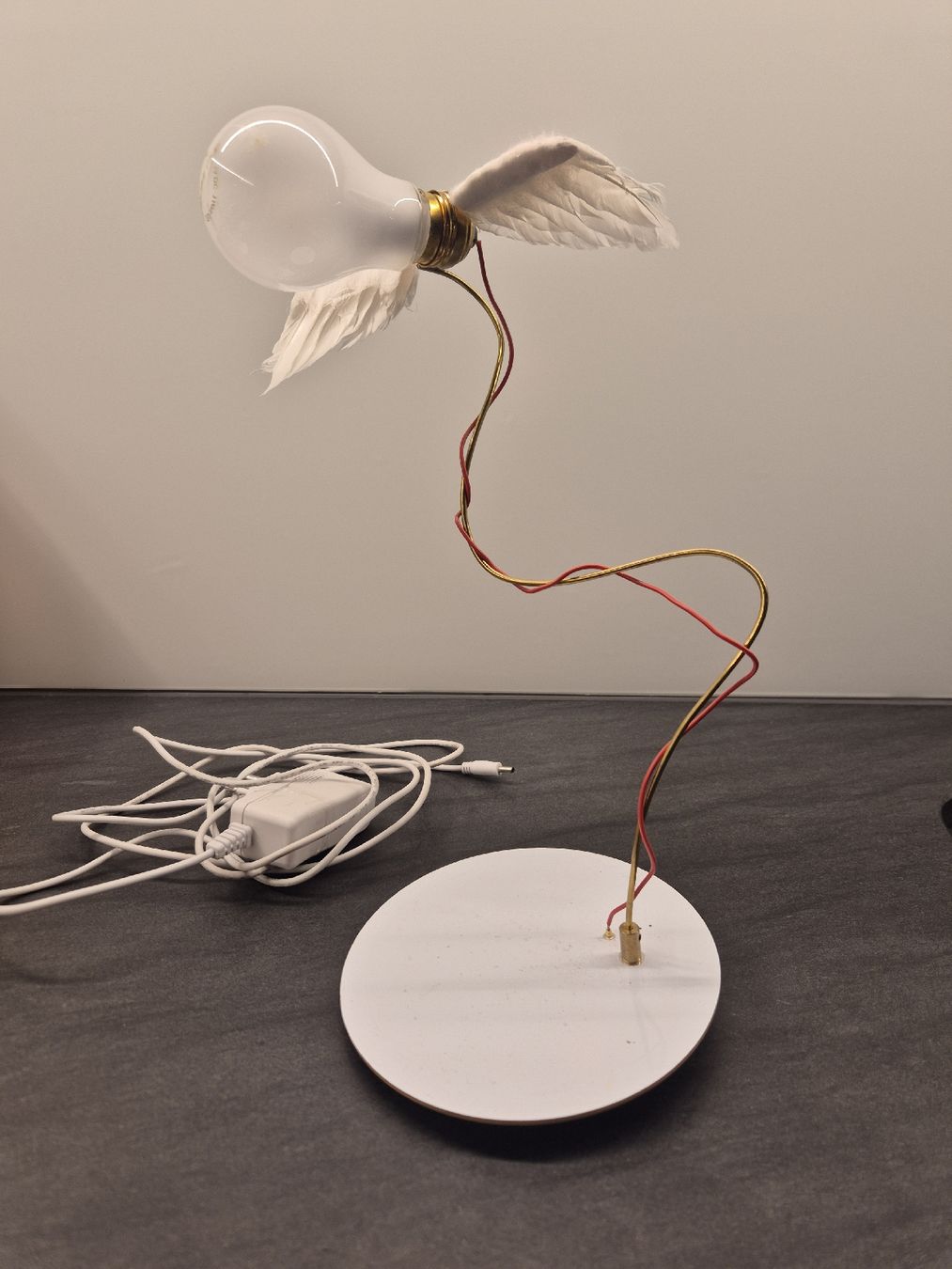 Ingo Maurer Lampen: Lucellino Tischlampe Ingo Maurer – Defekt aus Tuggen von Sarabaet