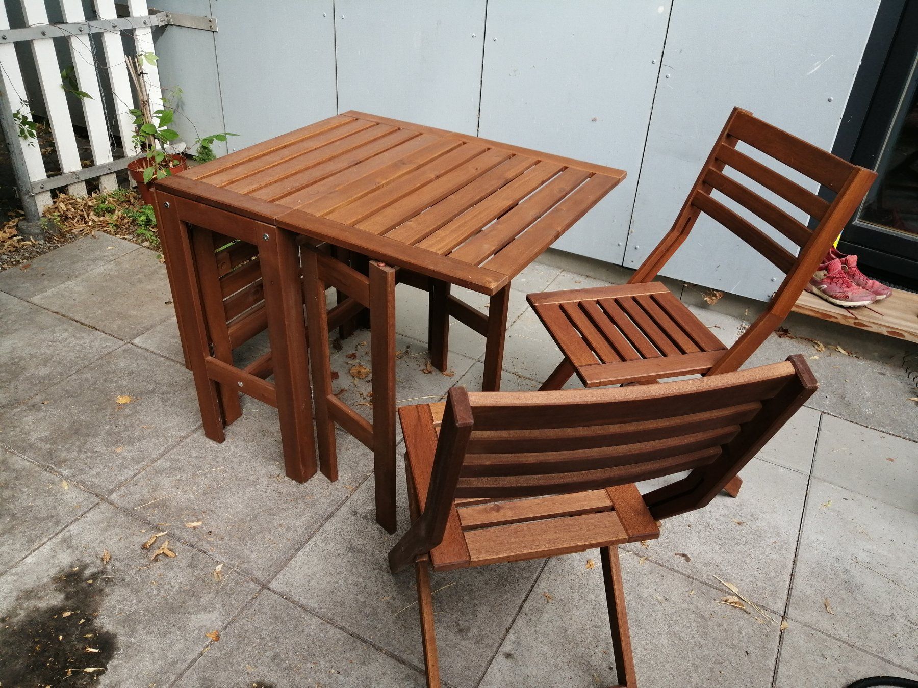Set de table et chaises: Balkonmöbel Set aus Holz – D'occasion à Chur par sli_bk2s