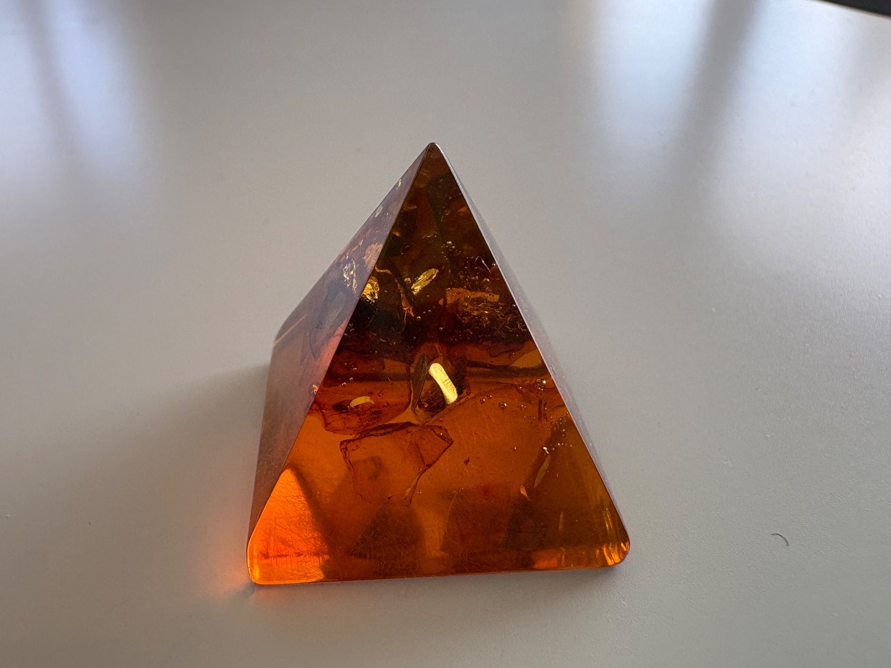 Minerali & Pietre curative: Pyramide d'orgonite avec ambre naturel – Usato da Lausanne venduto da opi_92cn 7