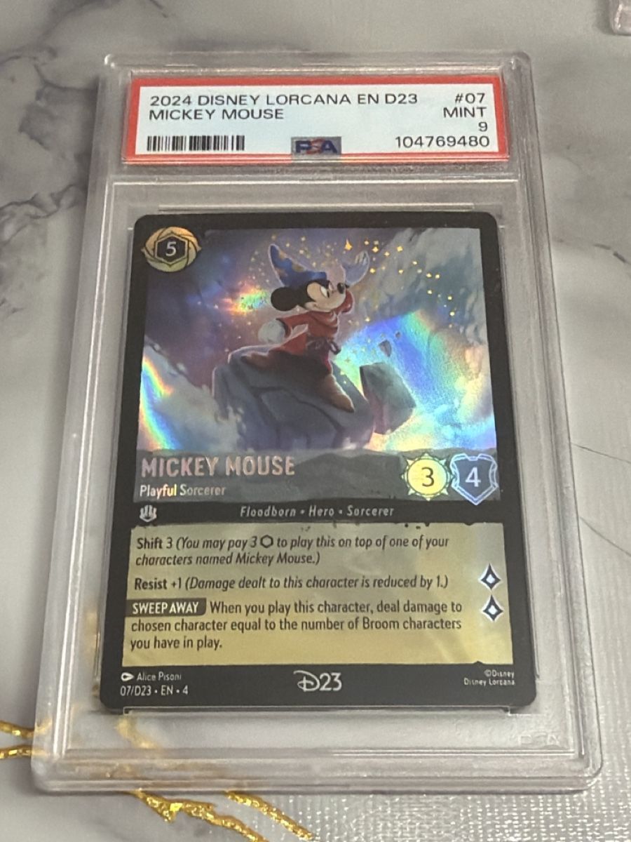 Disney Carte collezionabili: Lorcana d23 Mickey Mouse Sorcerer PSA 9 – Nuovo (secondo la descrizione) da Massagno venduto da pokecoach
