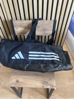 Adidas Sporttasche schwarz mit weissen Streifen gebraucht