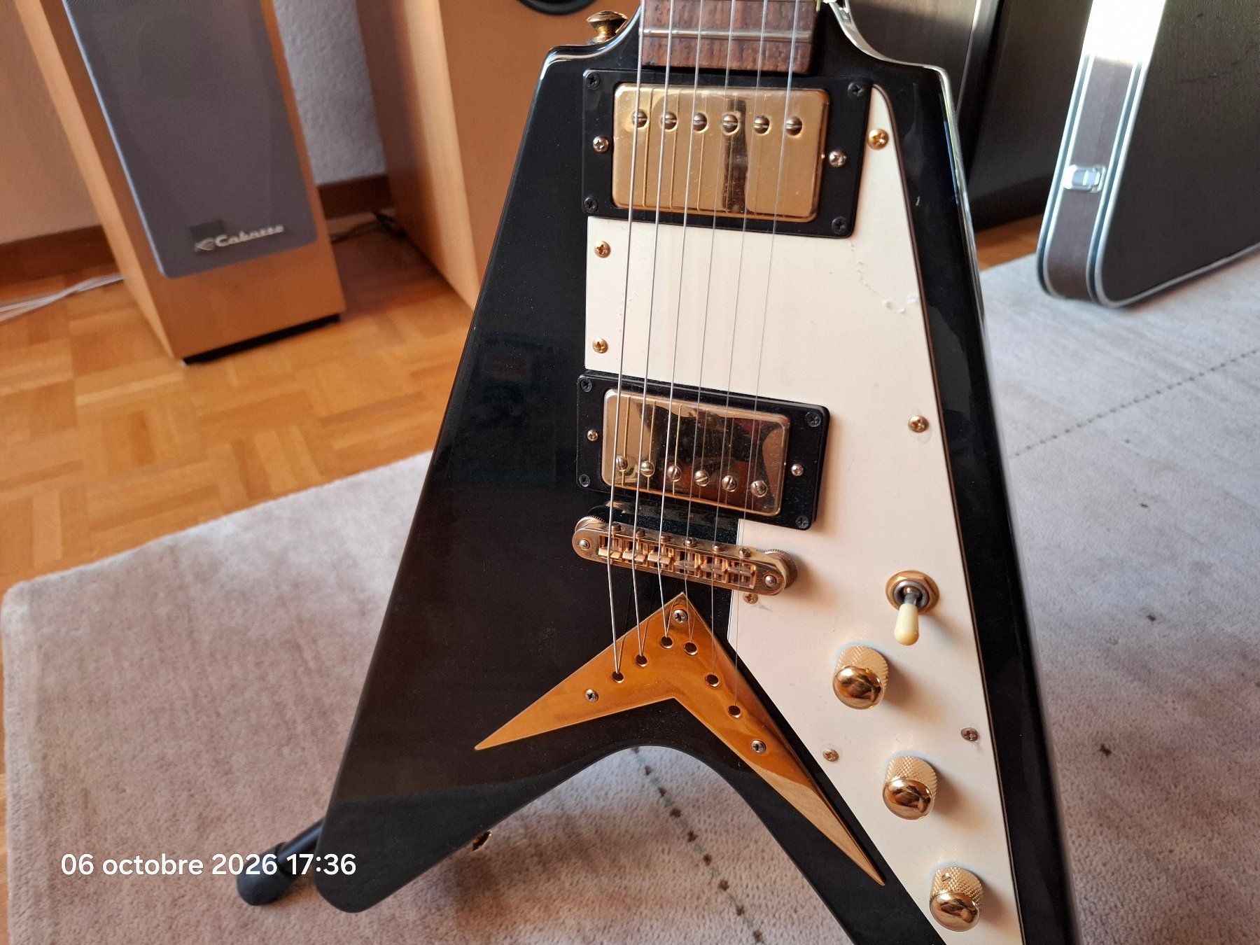 Strumenti musicali: Brian by Bacchus Flying V Black / Gold + coffre + câble – Usato da Yverdon-les-Bains venduto da Dan00 3