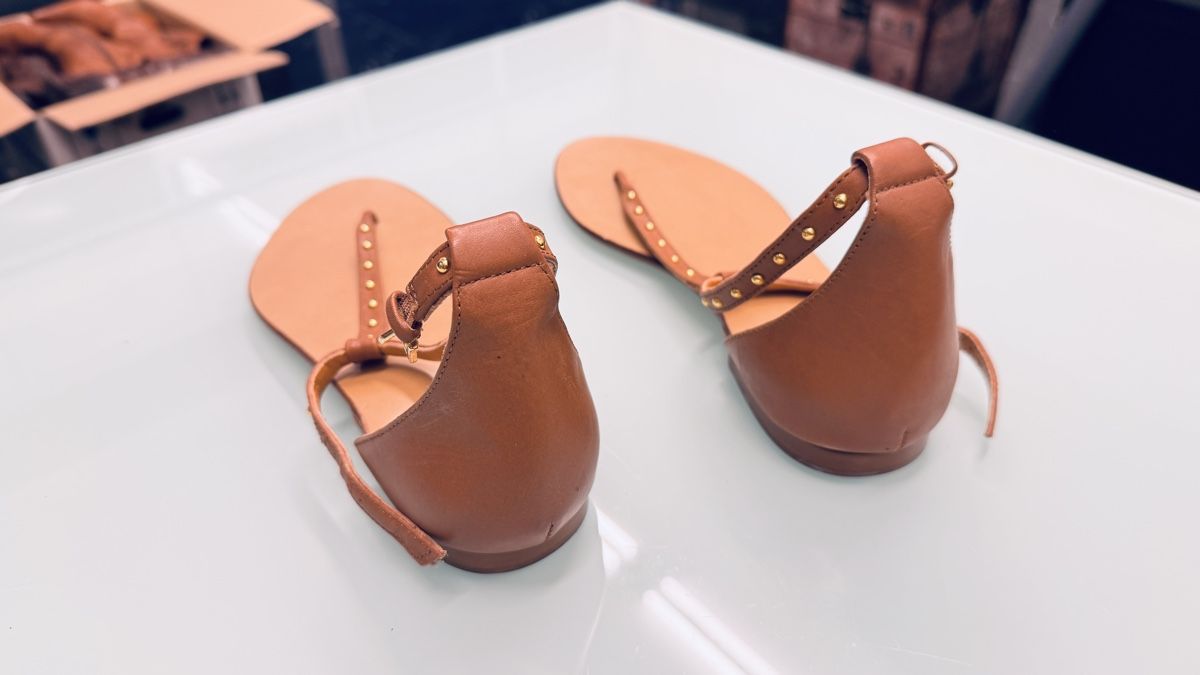 Scarpe da donna: Sandalen, echt Leder Grösse 39 neu – Nuovo (secondo la descrizione) da Fällanden venduto da Limousinenswiss 1