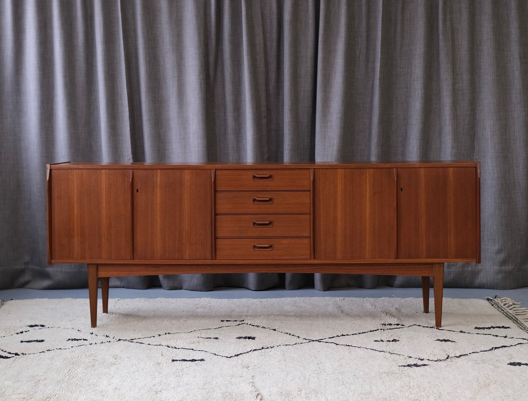 Cassettiere: Teak Sideboard VKW Möbel / Mid Century Modern – Usato da Bern venduto da Zmodern_VIN 2