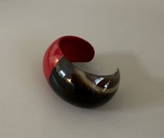 Armspange aus Horn und rotem Lack