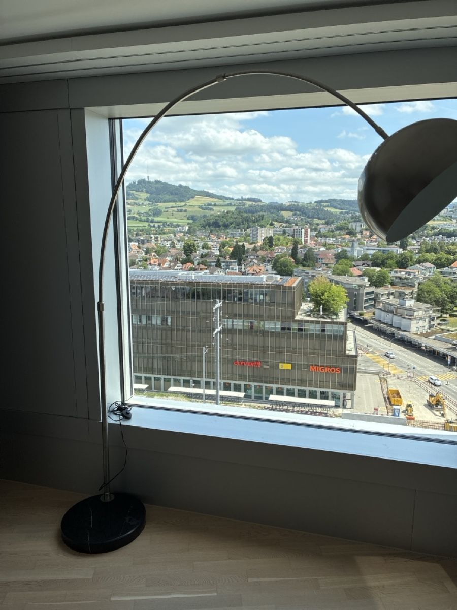 Lampade: Bogenlampe Metall Marmor-Fuss elegant modern ein Hingucker – Usato da Ostermundigen venduto da vre_s78v