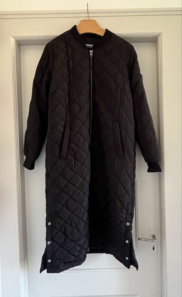 Only Mäntel: ONLY Steppmantel, Grösse L, schwarz – Gebraucht aus Winterthur von Mahonyy