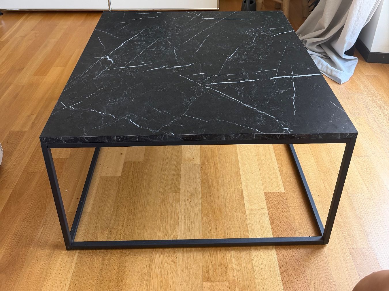 Tische: Moderner Couchtisch in schwarzer Marmoroptik – Gebraucht aus Zürich von Sydney20011 3