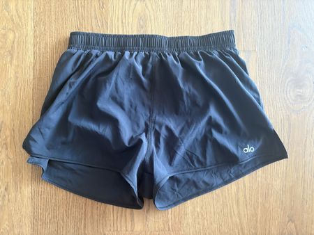 Alo Shorts Hosen in schwarz / Small
