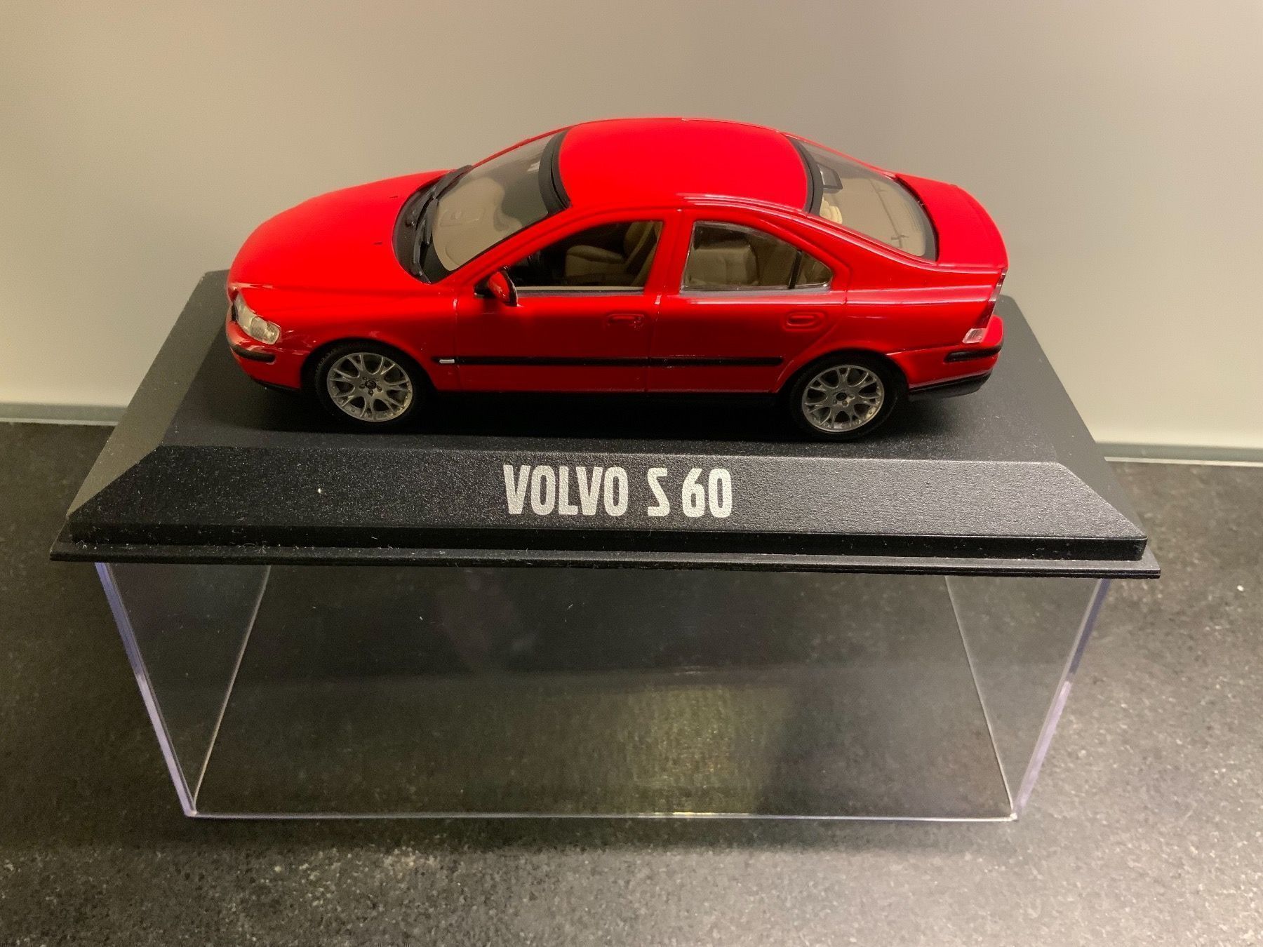 Volvo Modellautos: VOLVO S 60 im Massstab 1:43 – Neu und originalverpackt aus Erlenbach im Simmental von Model_box 2