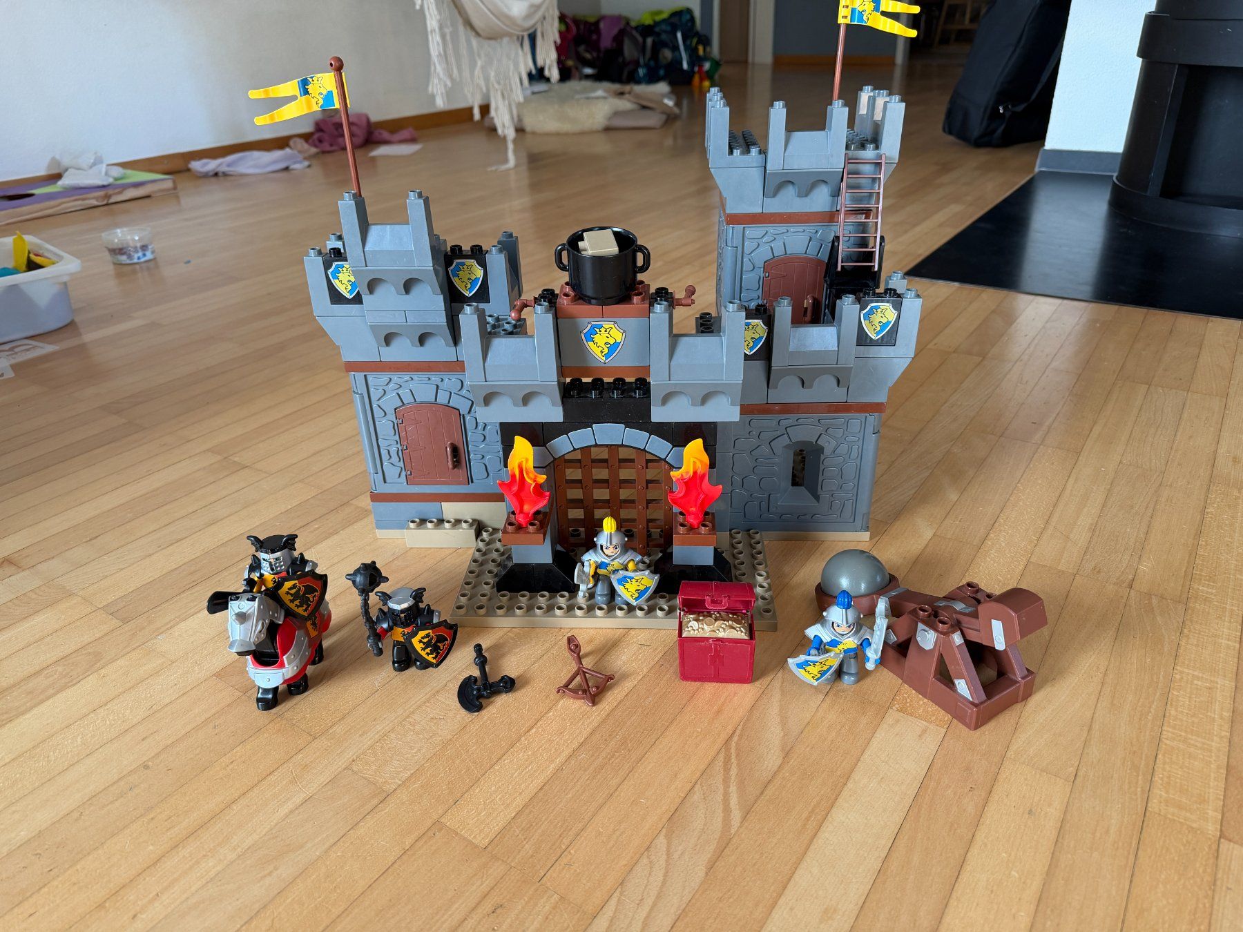 Lego Spielzeuge: Lego Duplo Ritterschloss 4777 – Gebraucht aus Häggenschwil von fourtime