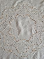 Schöne Stickerei-Tischdecke rund beige