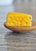 Käse auf Teller für Puppenhaus/Puppenstube