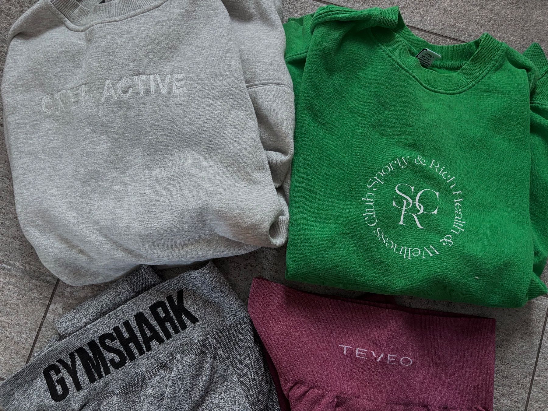 Teveo Lotti di vestiti: Gym clothes set – Usato da Horgen venduto da manon_archives