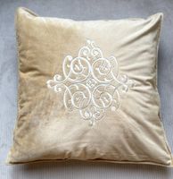 Samt-Zierkissen mit Ornamentmuster, bestickt