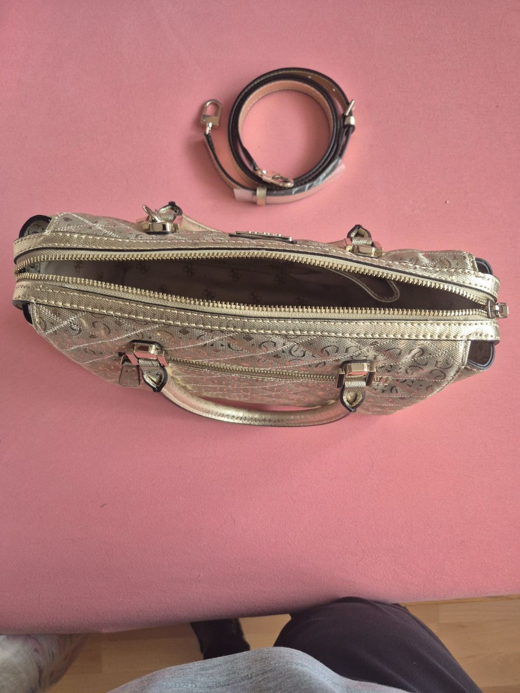 Guess Borse da donna: Superbe sac à main Guess monogrammé doré – Usato da Monthey venduto da Lamarmotte 2